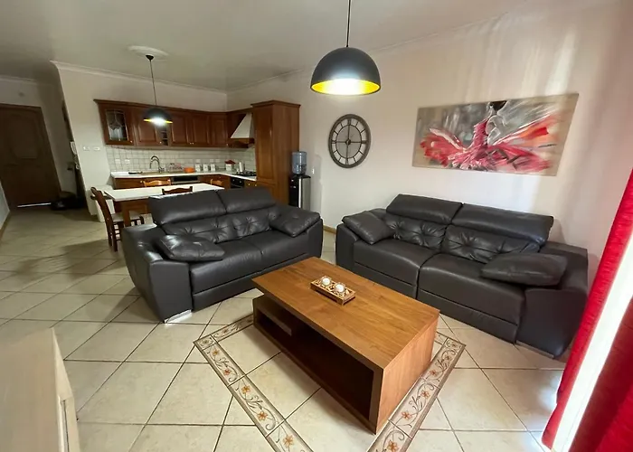 Beautiful Central Apartment With Pool