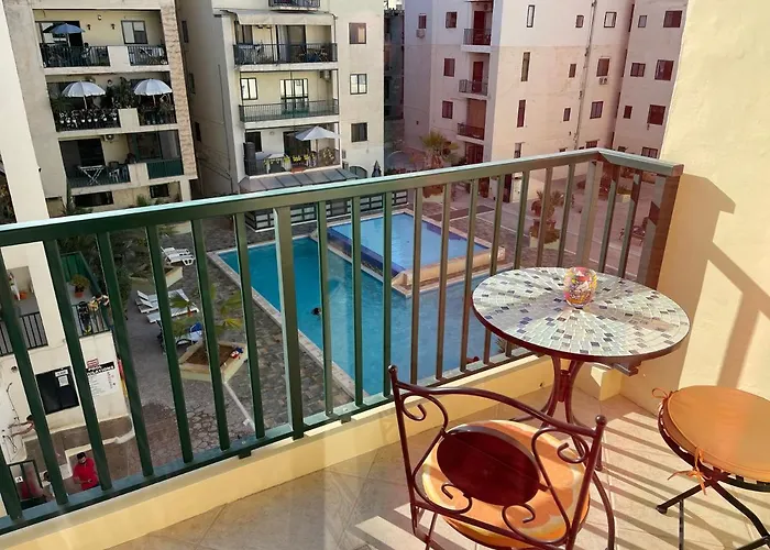 Beautiful Central Apartment With Pool